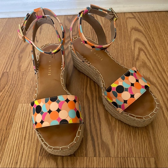 Kelly & Katie Sandal - Picture 5 of 8